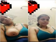 Desi Girl Shows her Boobs on VC